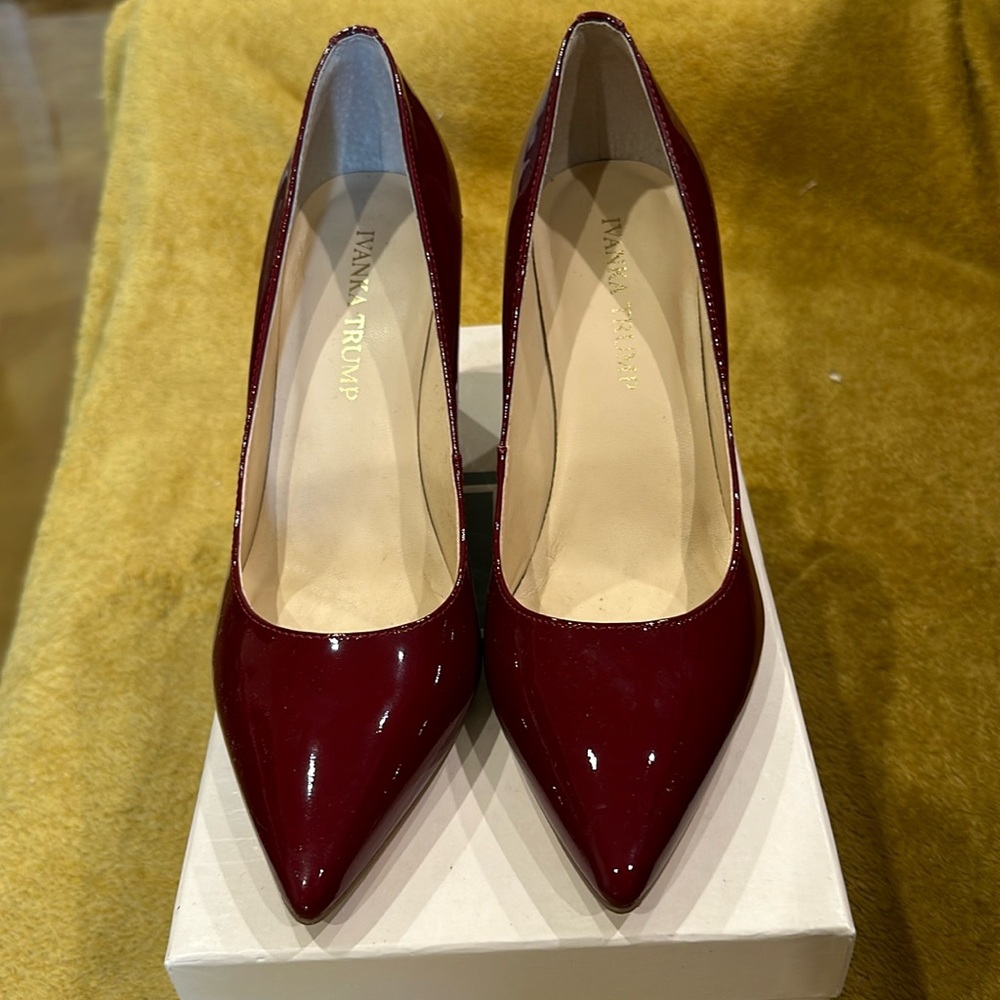 Ivanka Trump  Lysa gorgeous pointed toe heels in super condition.  Box included